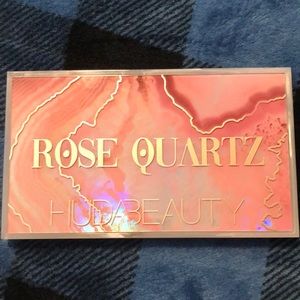 Brand New Hudabeauty rose quarts eyeshadow pallet